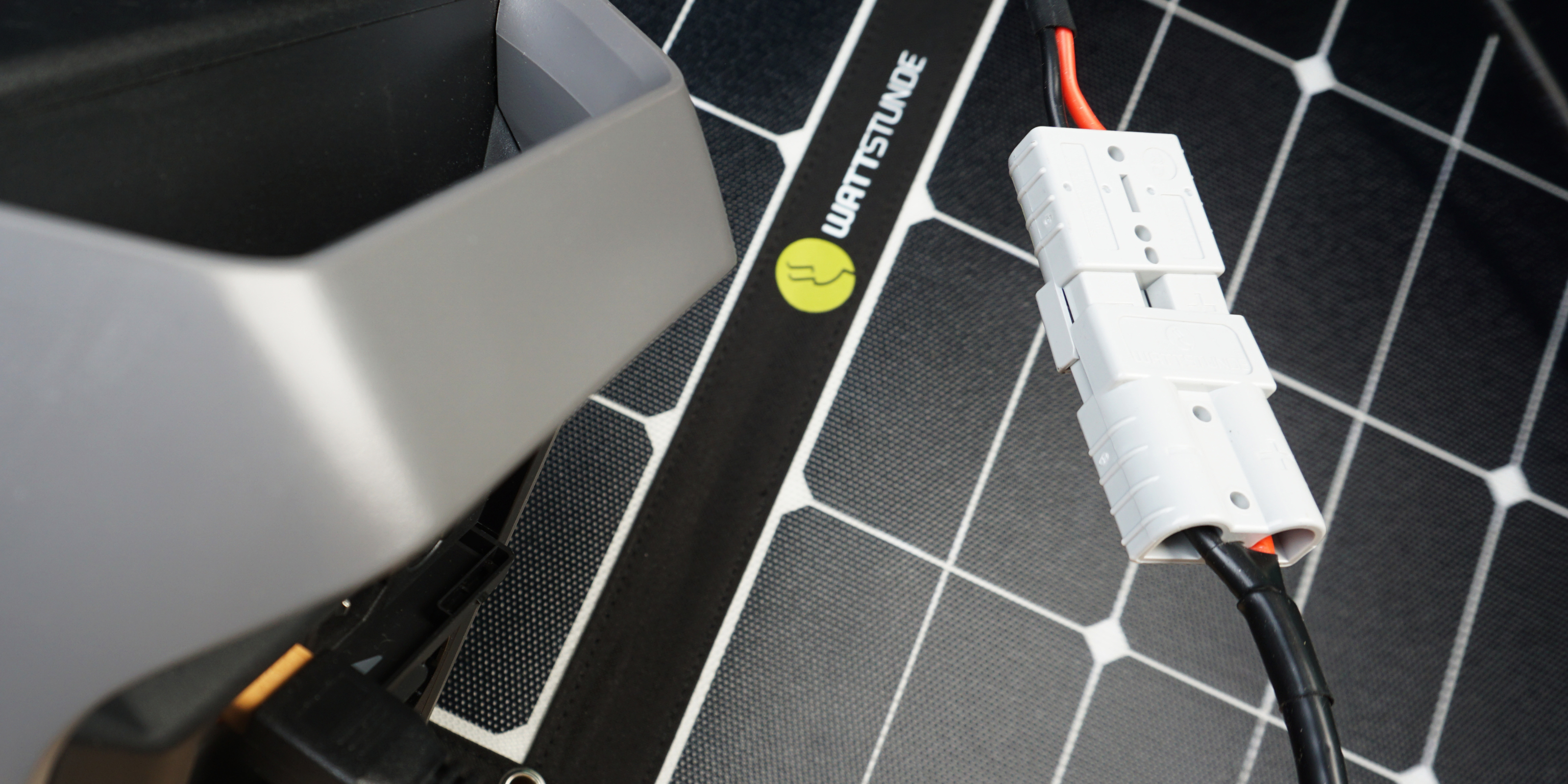 Close Up: Ein Adapter verbindet eine Powerstation und mit der Solartasche.