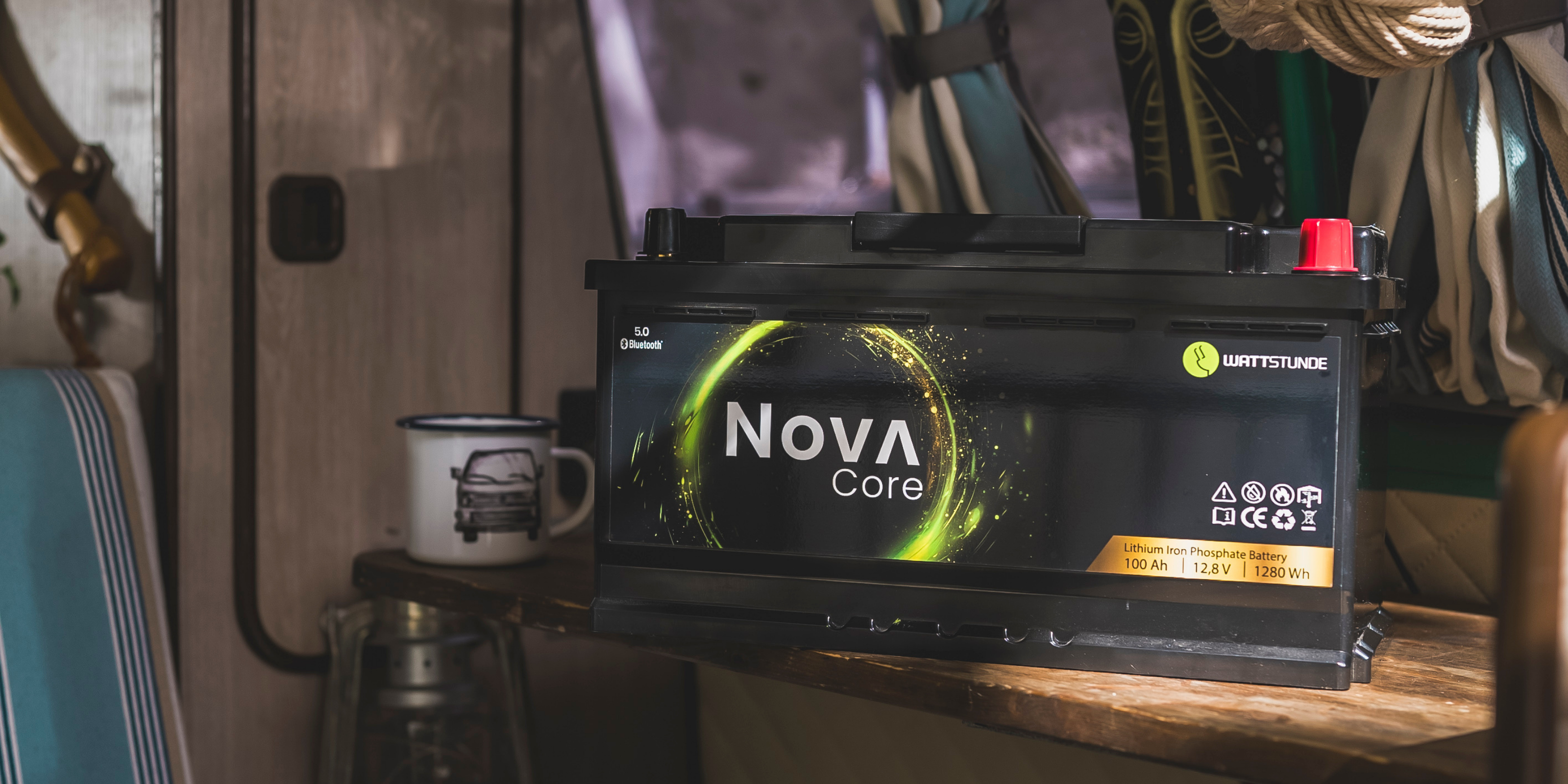 Die NOVA Core Batterie von WATTSTUNDE steht in einem Camper.
