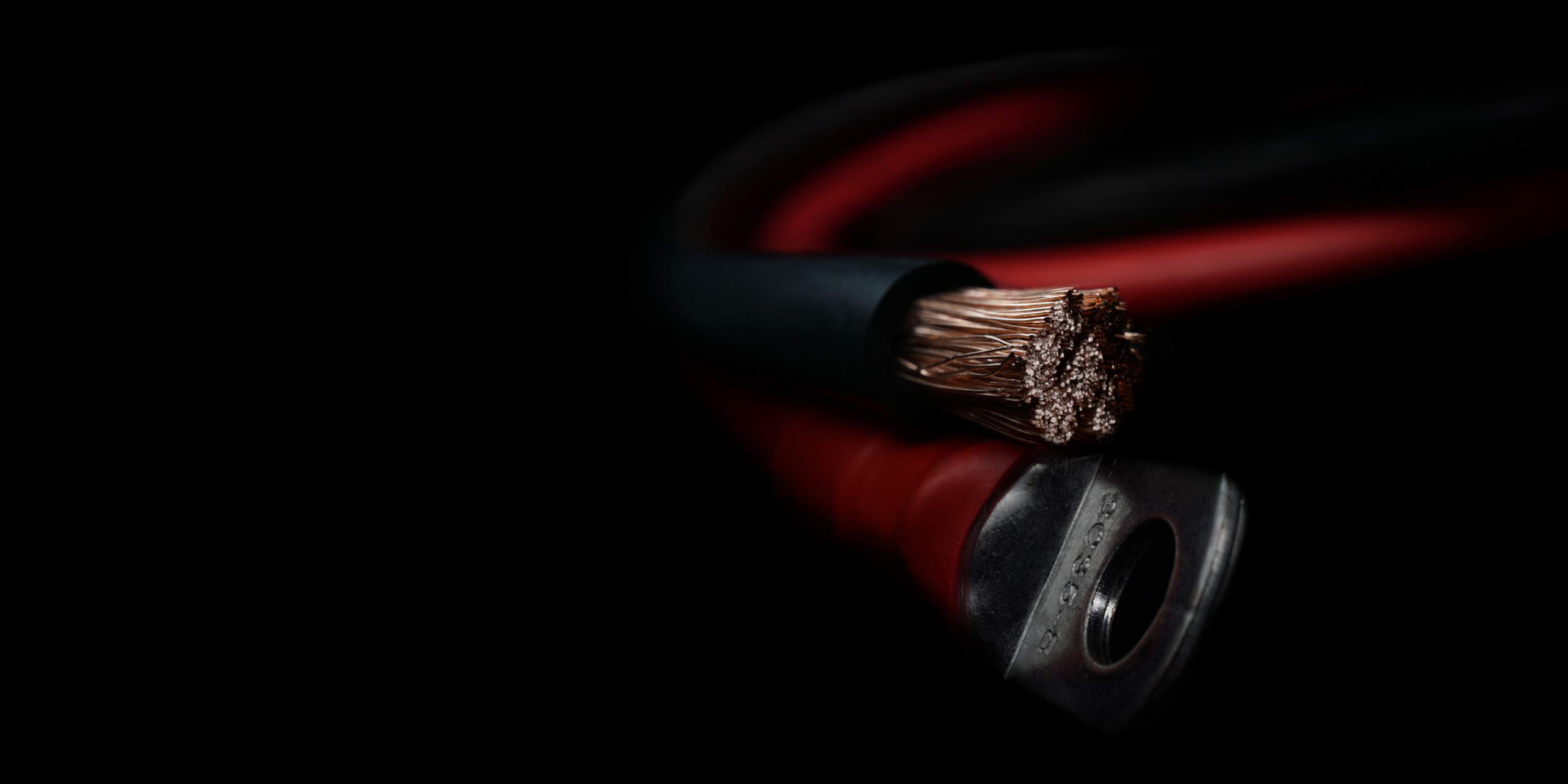 Zwei Kabel vor dunklem Hintergrund