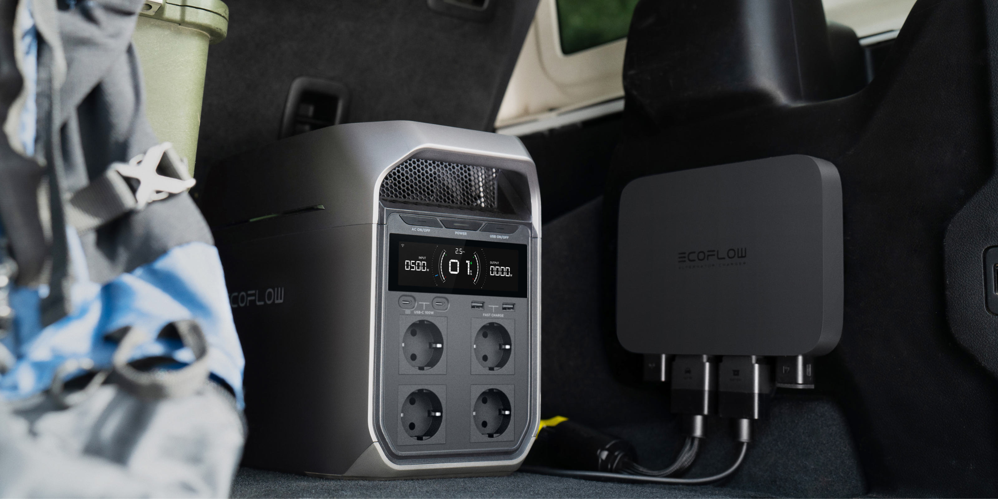 In einem Camper steht eine Powerstation von EcoFlow und daneben ist der Alternator Charger Ladebooster.