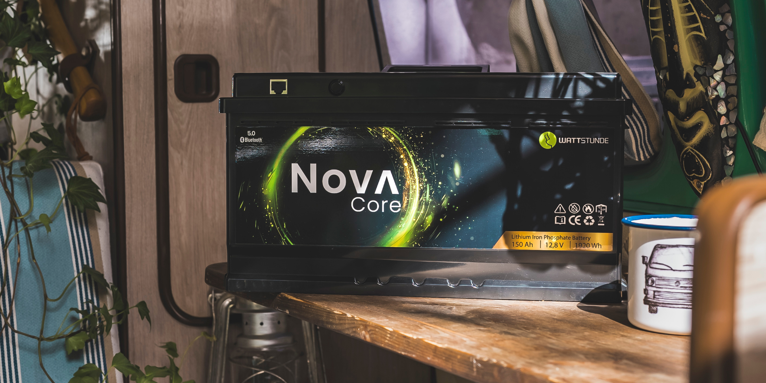 In einem Camper steht die NOVA Core Batterie von WATTSTUNDE.