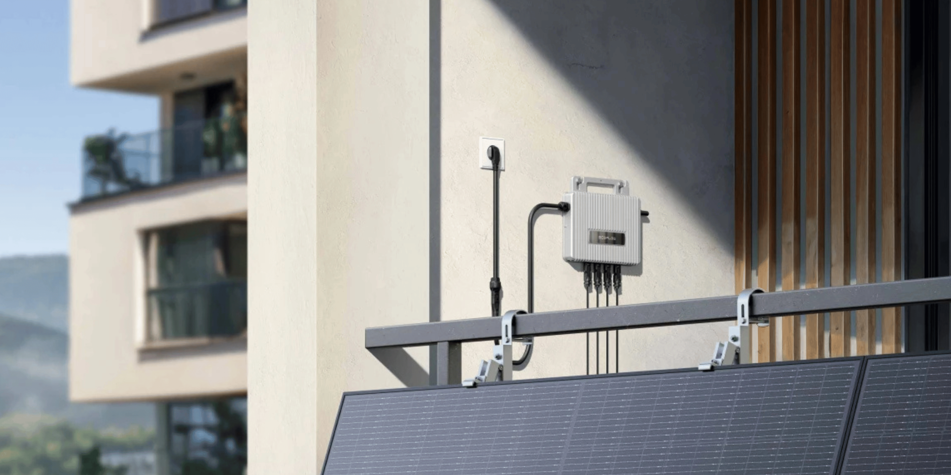 Ein Mikrowechselrichter fest montiert an der Wand eines Wohnhauses