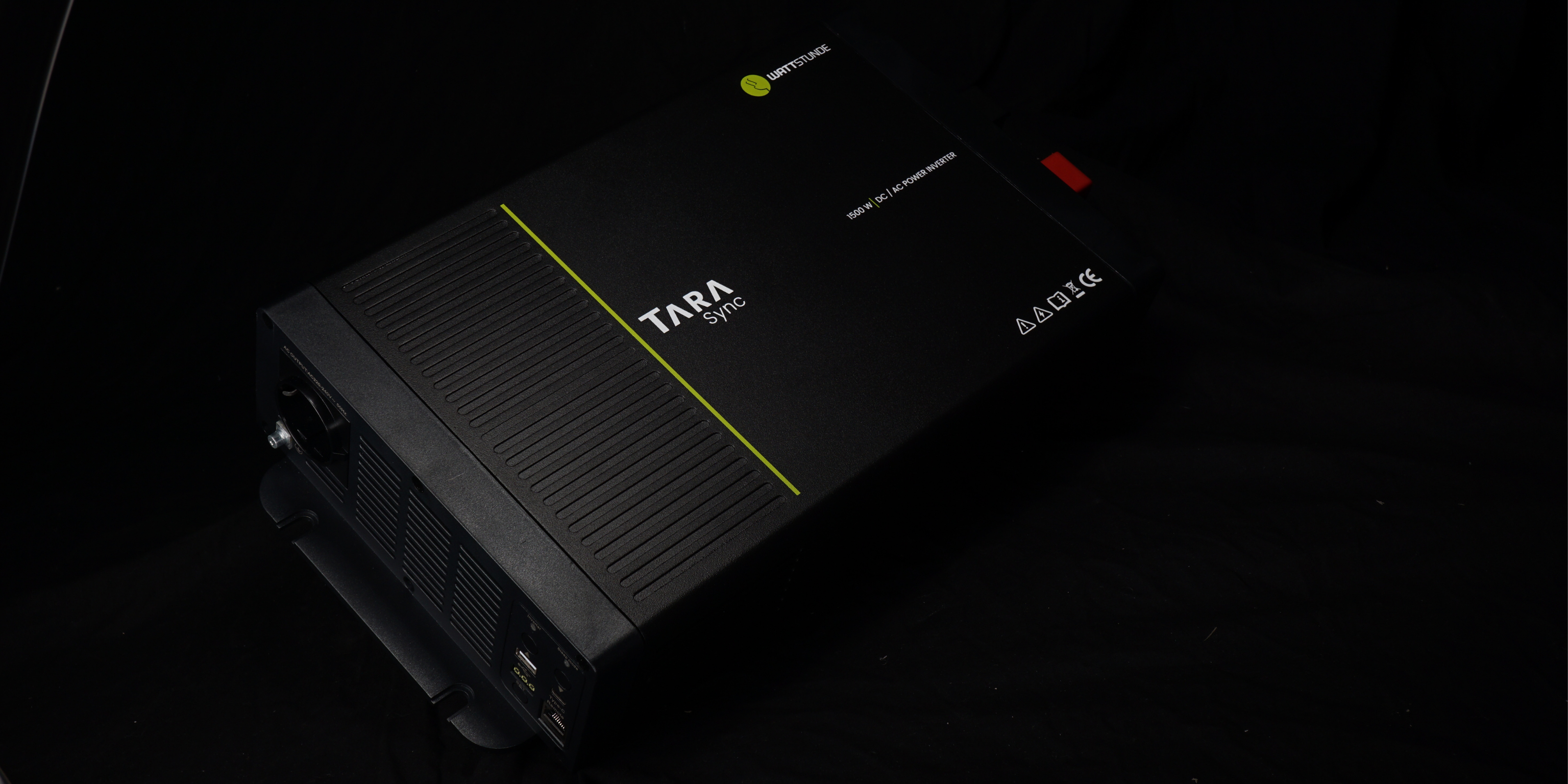Der TARA Sync Wechselrichter wird vor schwarzem Hintergrund gezeigt.