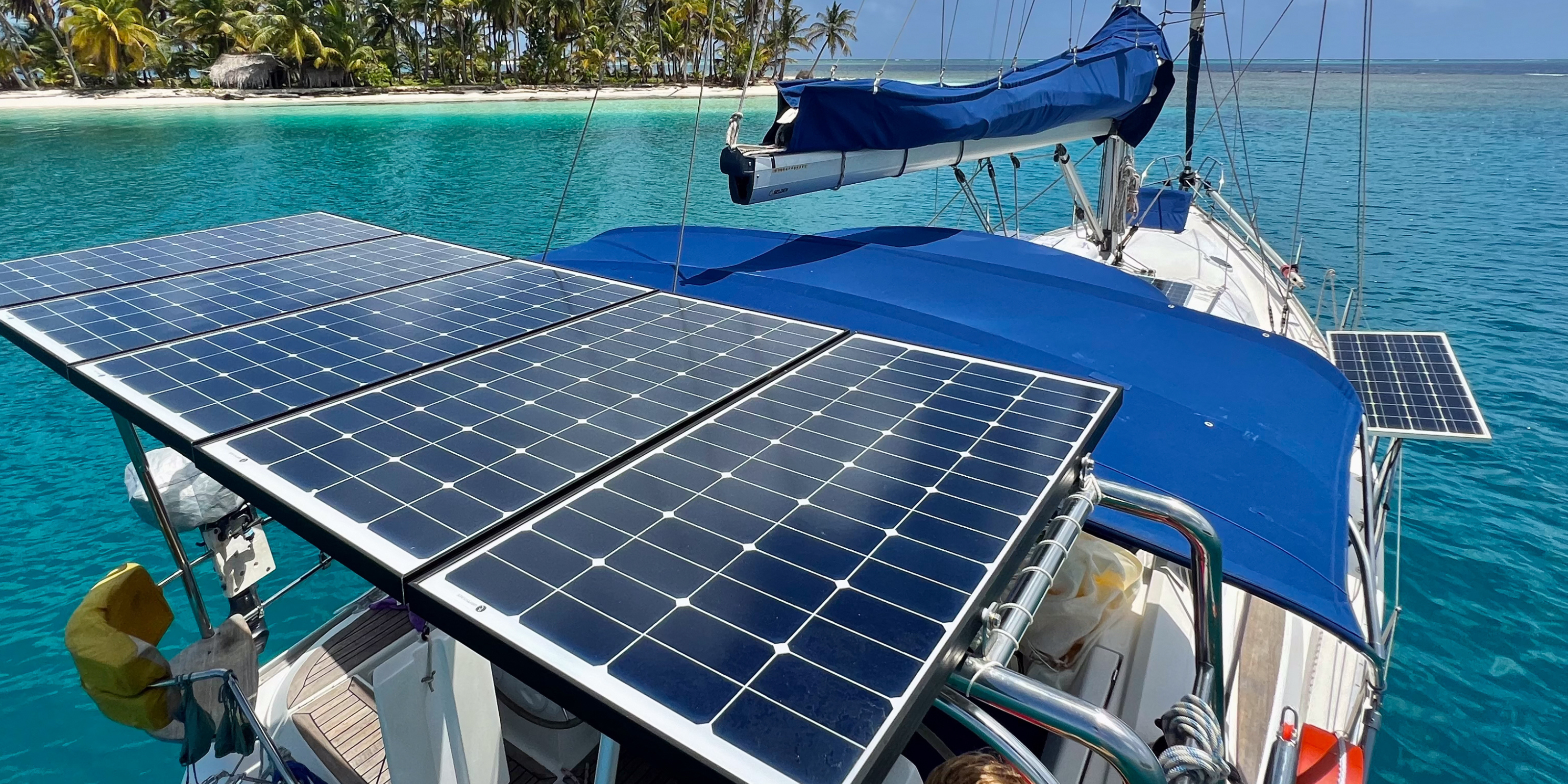 Ein Boot vollständig mit einer Solaranlage ausgestattet. Darunter Sensoren, die Tankanzeige und Temperaturen steuern bzw. messen.
