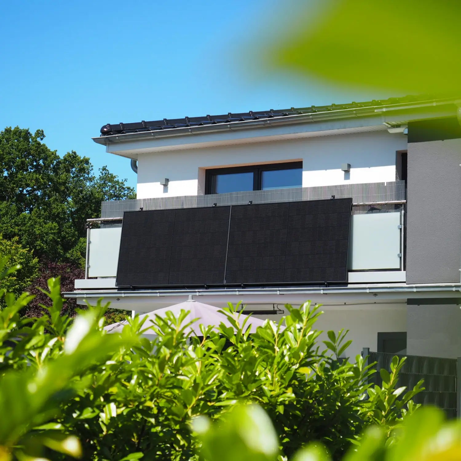 Balkonkraftwerk im Test: 1 Jahr echte Erfahrungswerte und Stromerträge im Detail