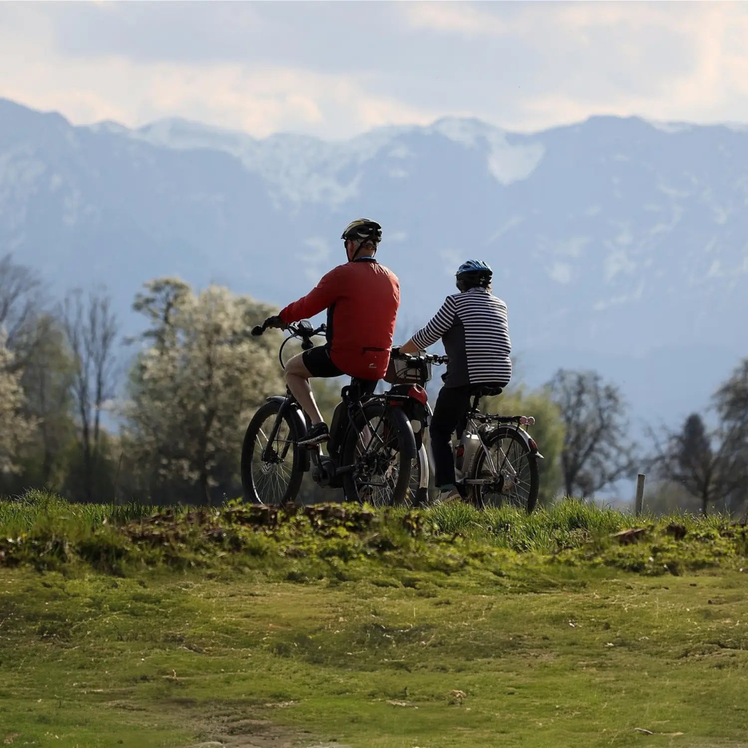 E-Bikes laden beim Camping: Mit Powerstation und Solarpanel mobil und autark unterwegs