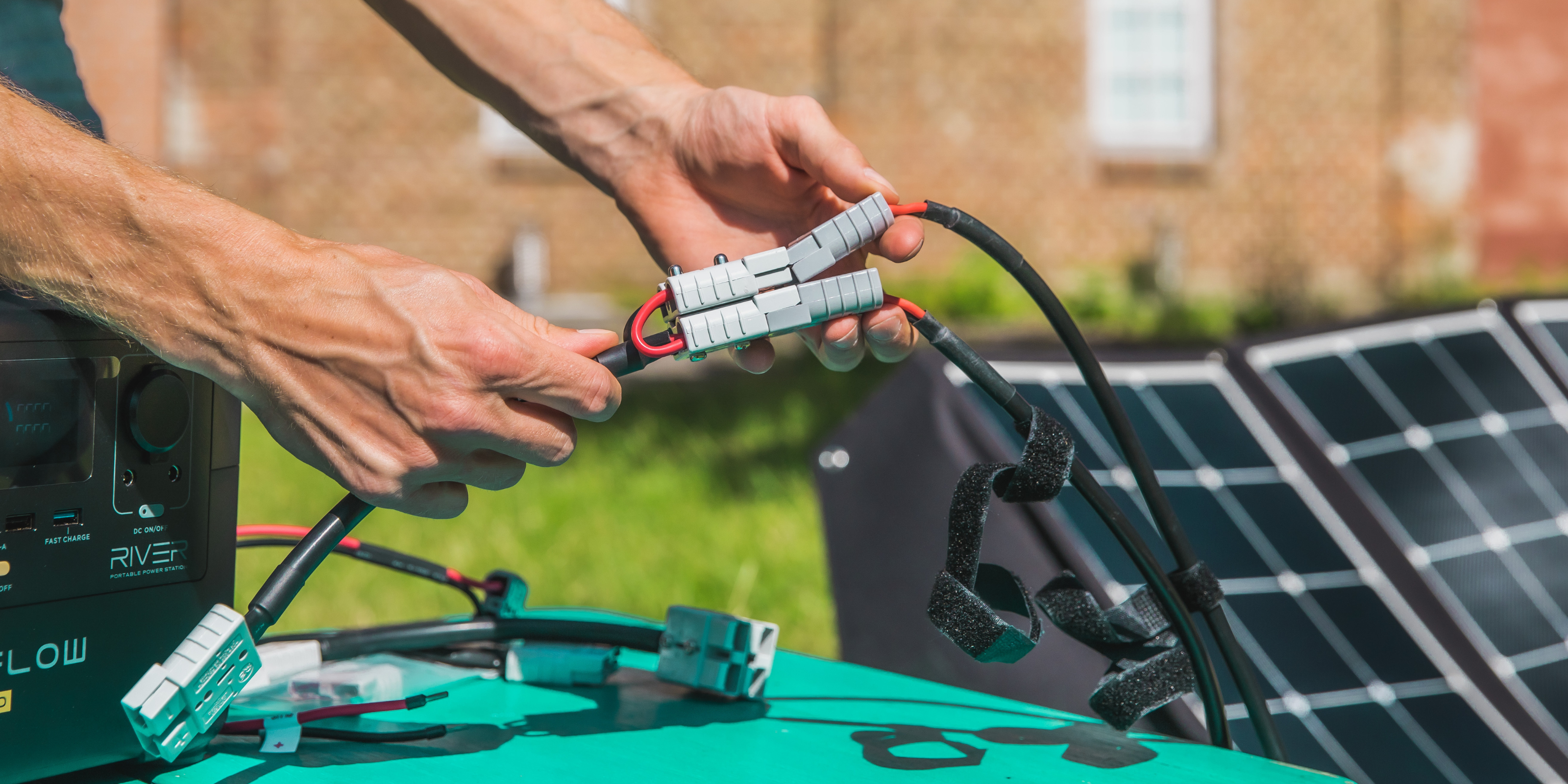 Kabel und Solartasche werden zusammengesteckt.