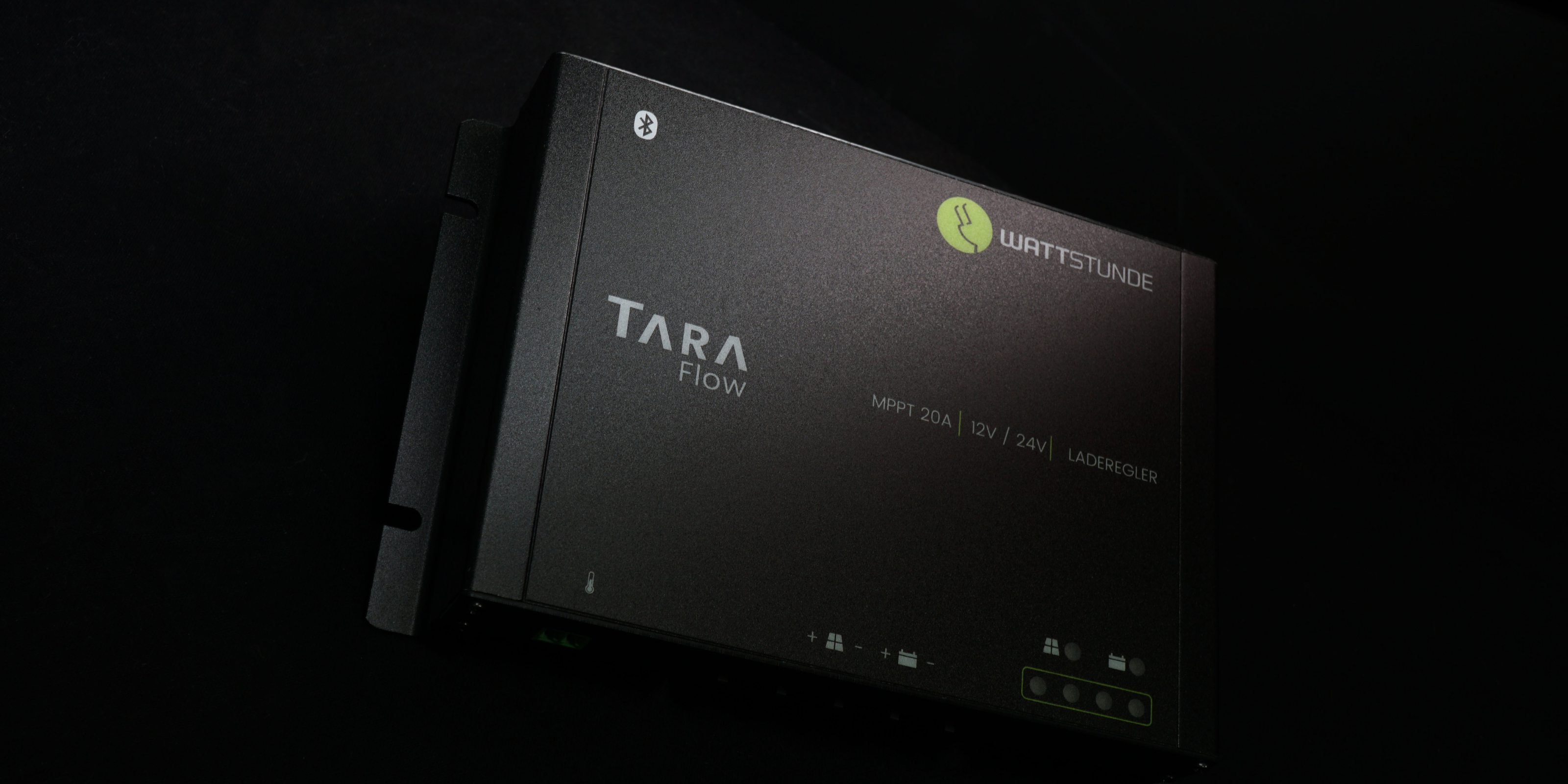 Der Laderegler von WATTSTUNDE, der TARA Flow mit schwarzem Hintergrund