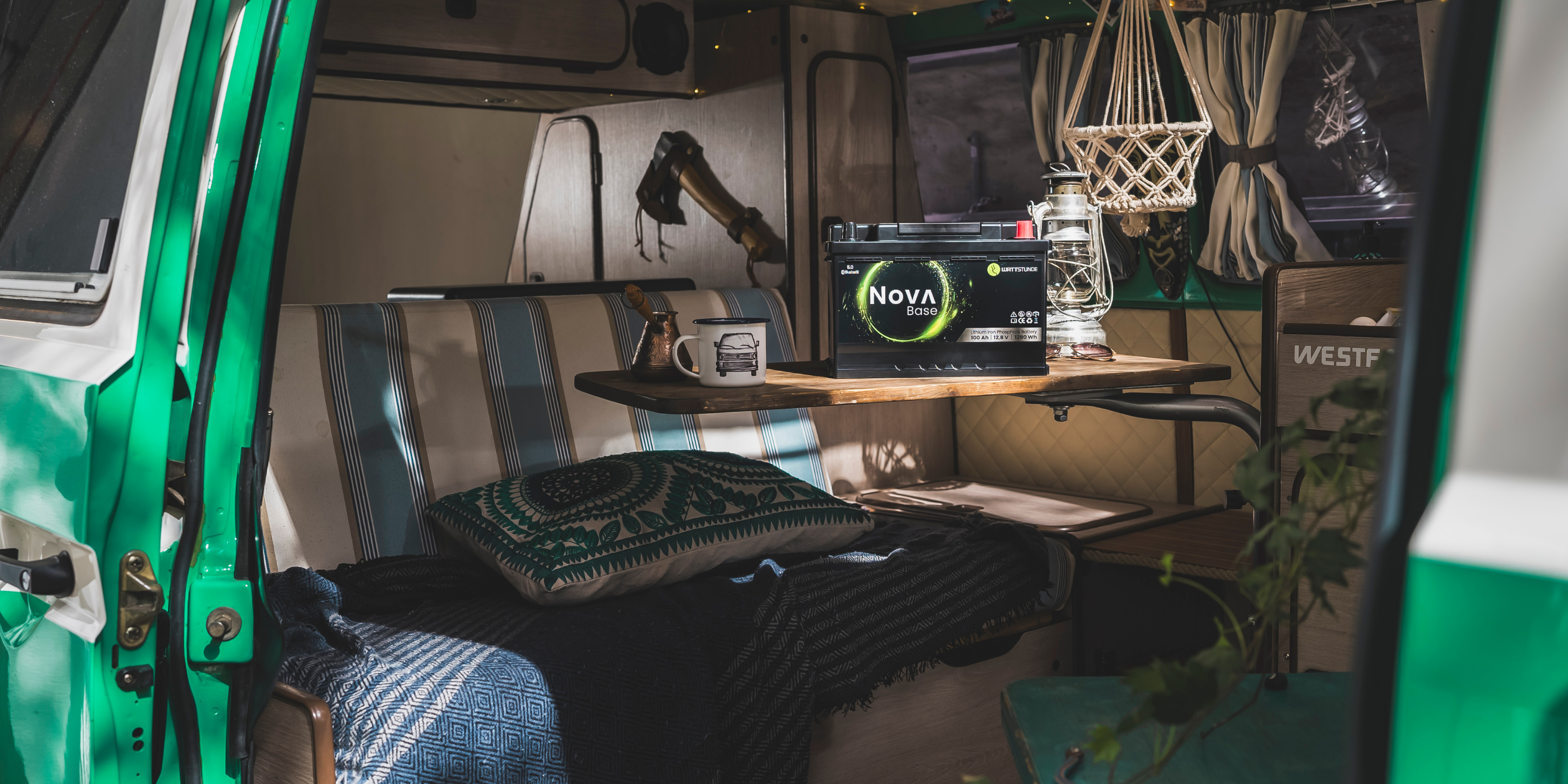 In einem Reisefahrzeug steht die NOVA Core Lithiumbatterie von WATTSTUNDE.