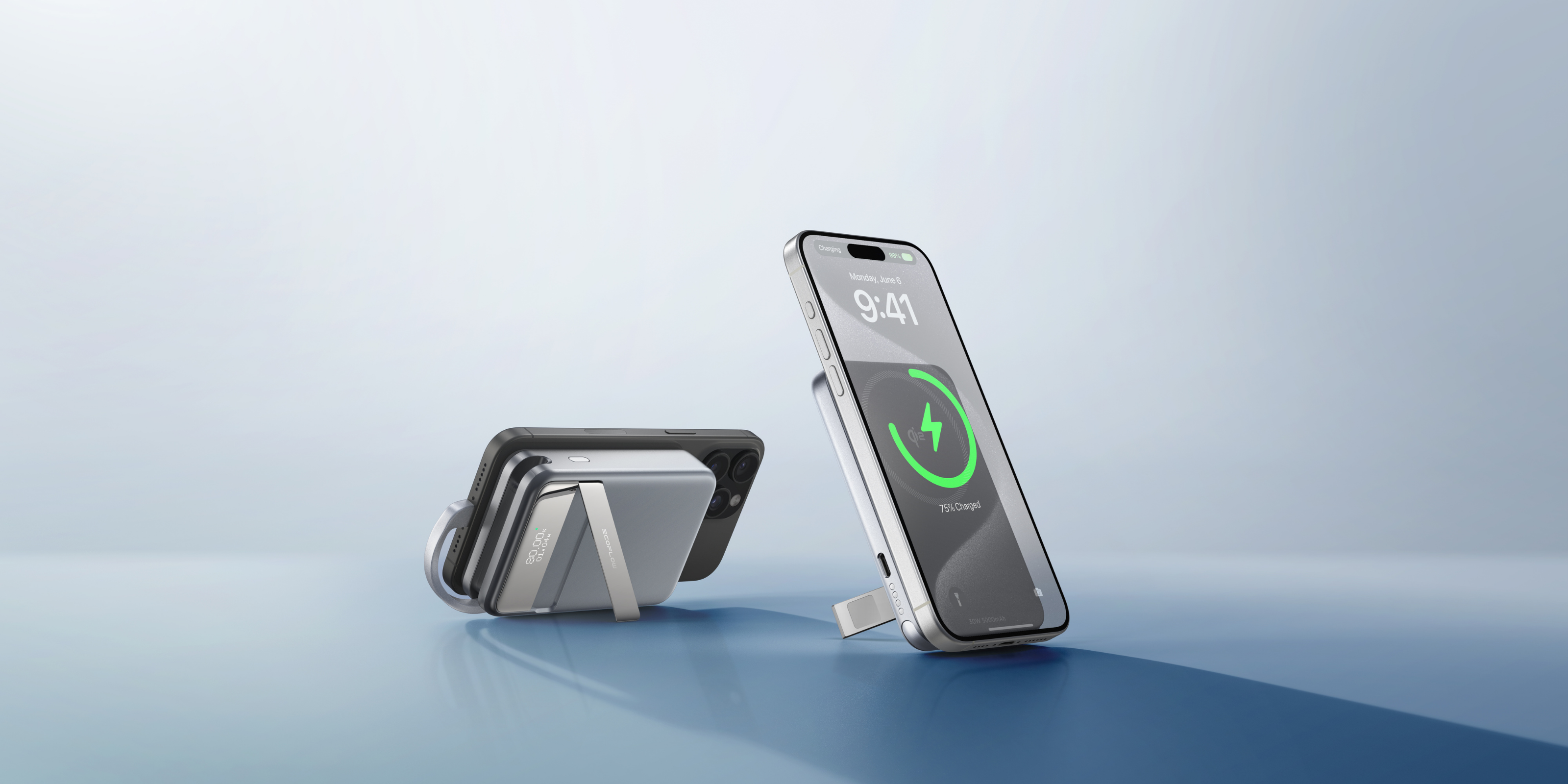 Zwei Handys sind an mobile Powerbanks von EcoFlow angeschlossen und werden geladen.