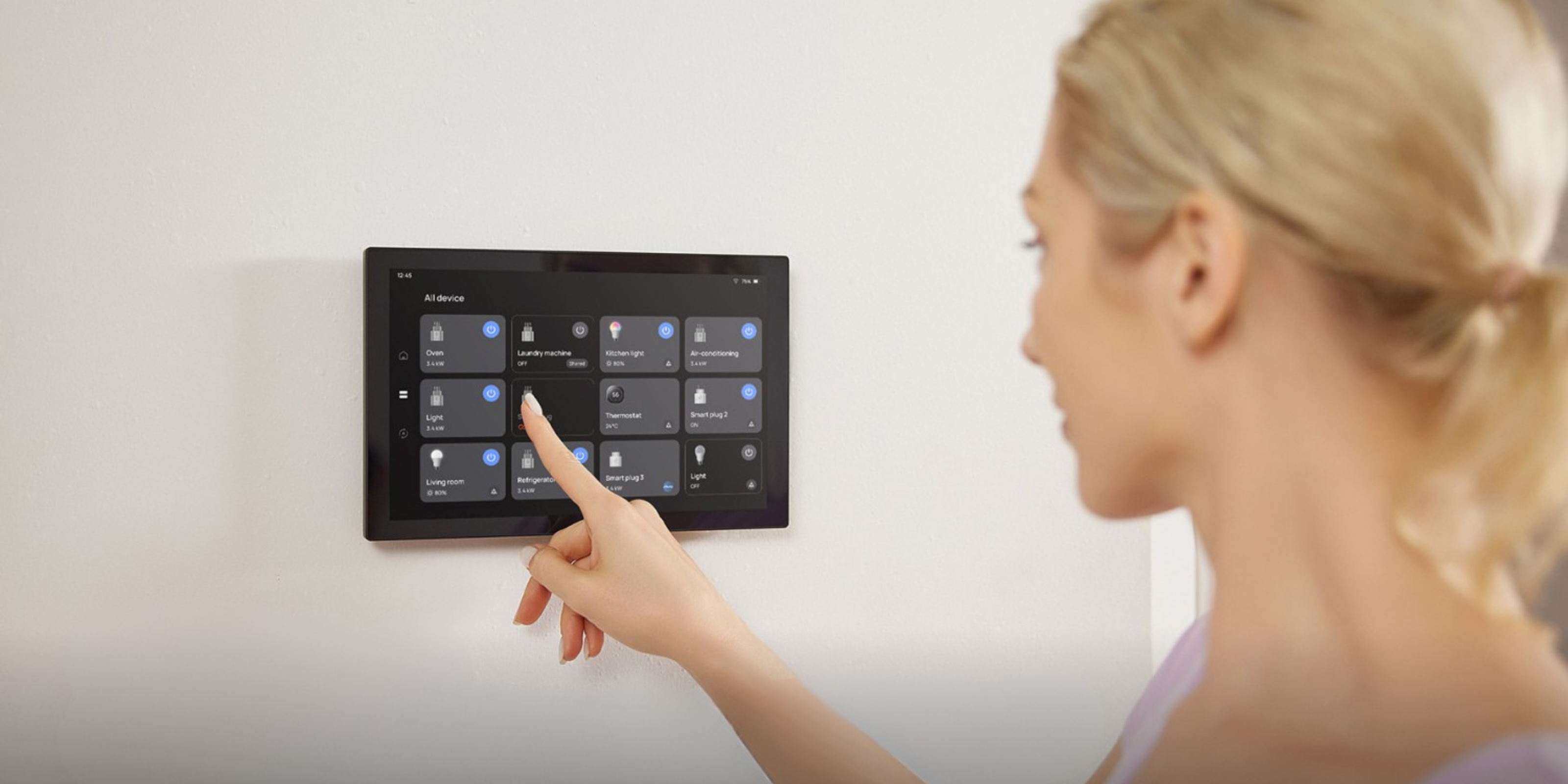 Eine Frau tippt auf ein remote Display.