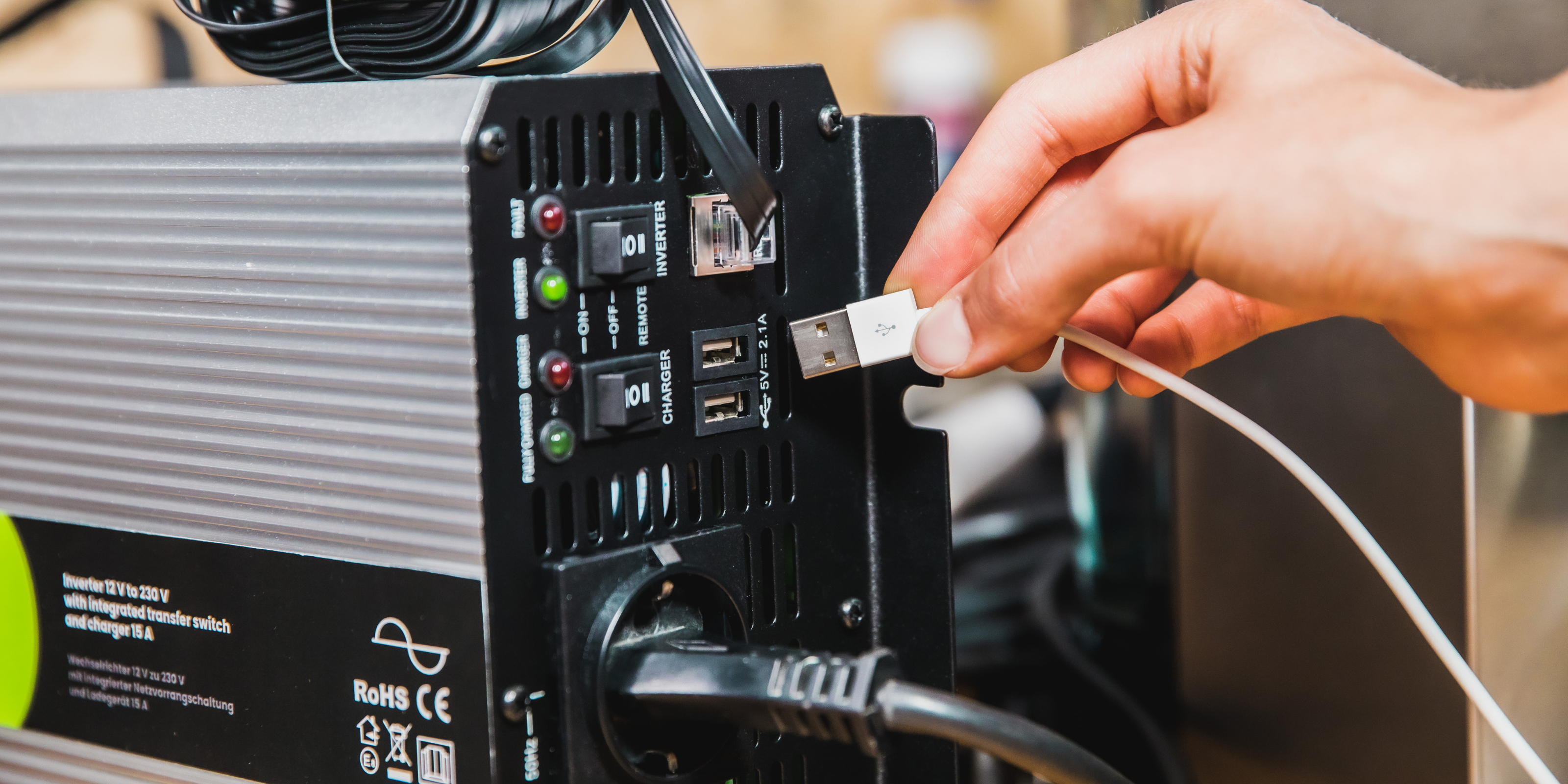 Ein USB-Kabel wird an einem Wechselrichter angeschlossen.