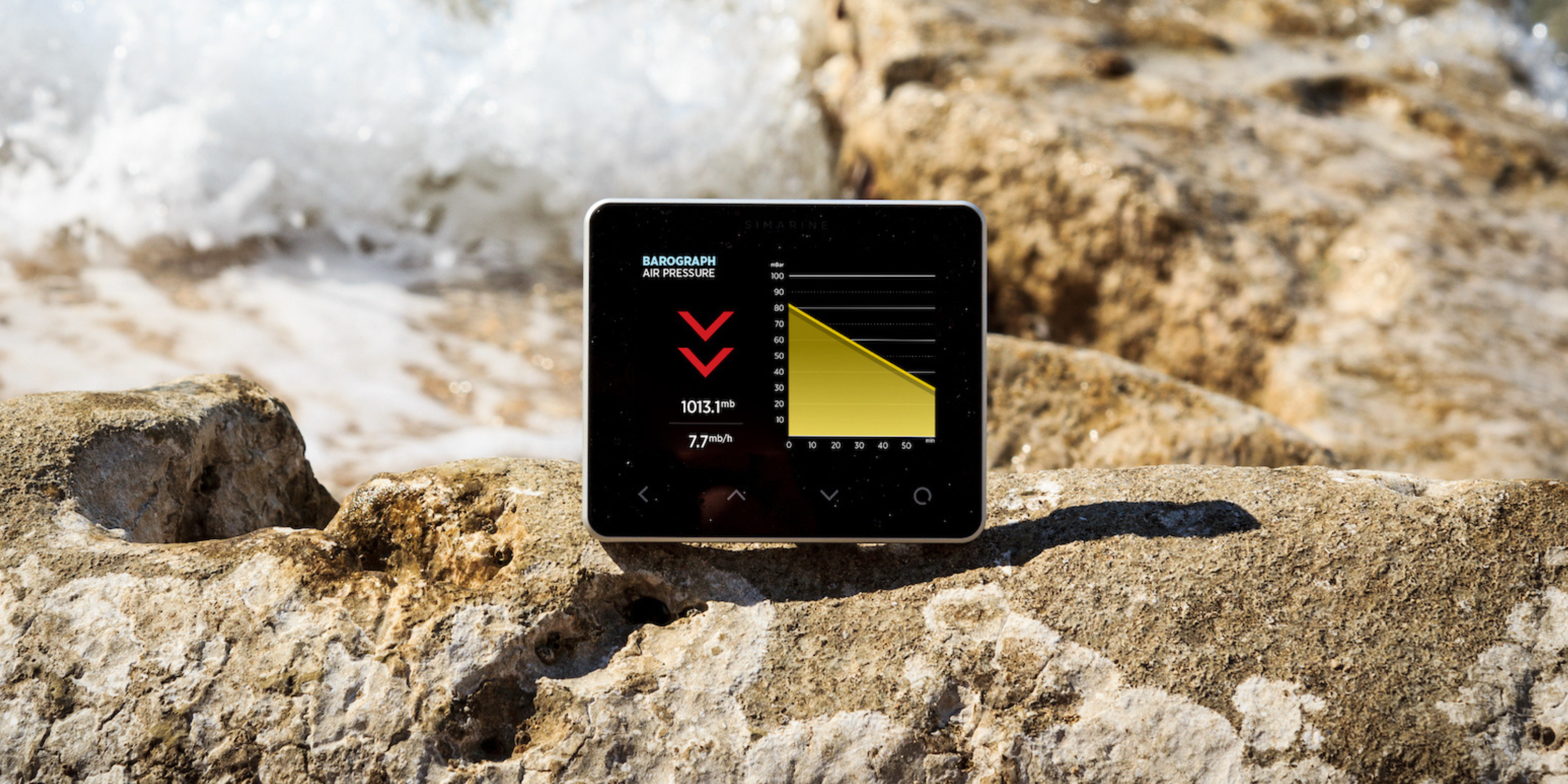 Ein modernes Display zeigt im freien Messwerte der Solaranlage an.