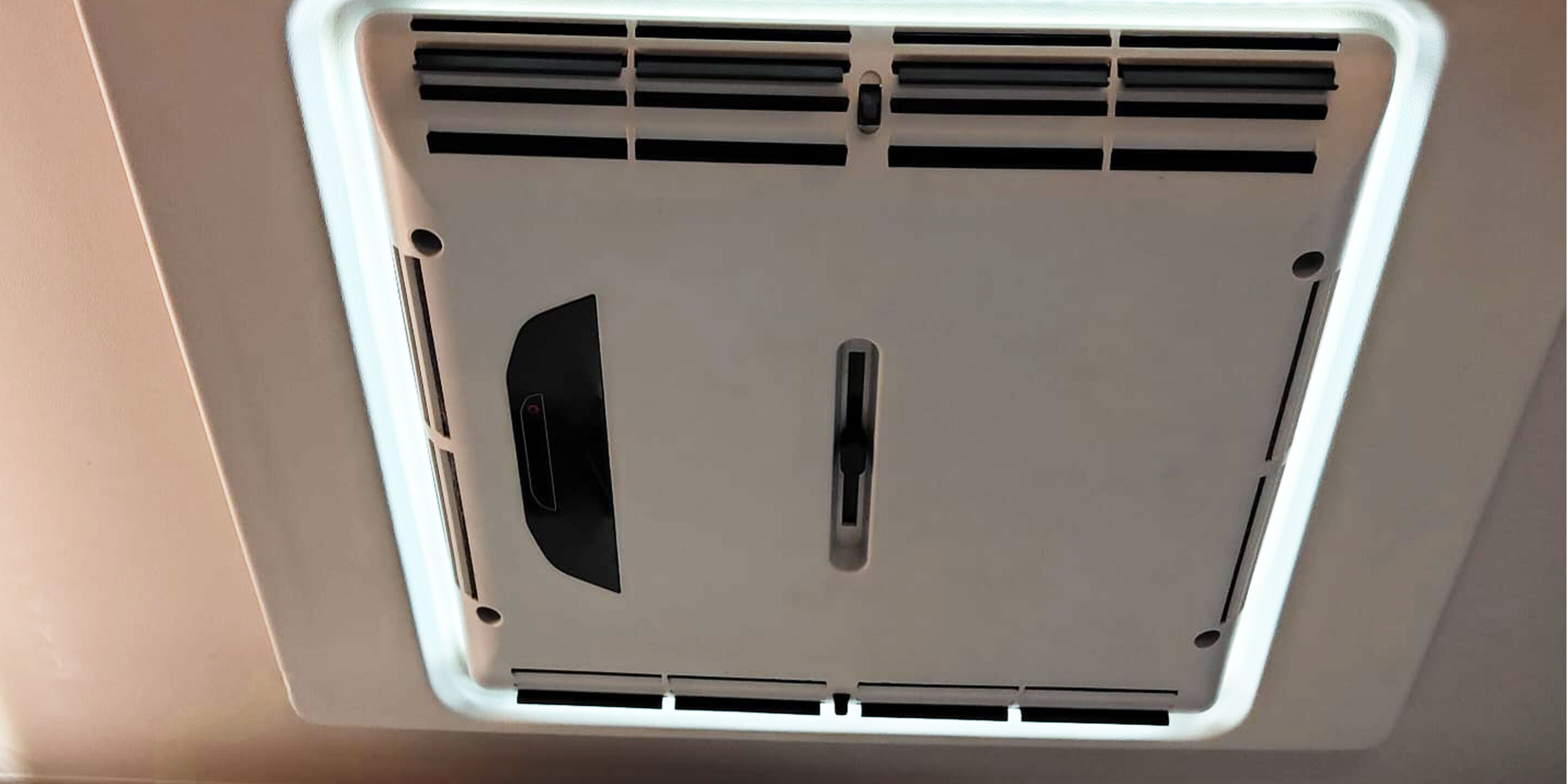 Close Up einer Wohnmobil-Dachklimaanlage, die fest installiert ist.